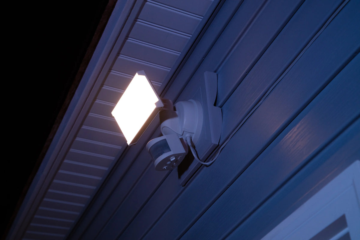 Solar Three Head LED Motion Sensing Security Flood Light, White, 2000 Lumen R640