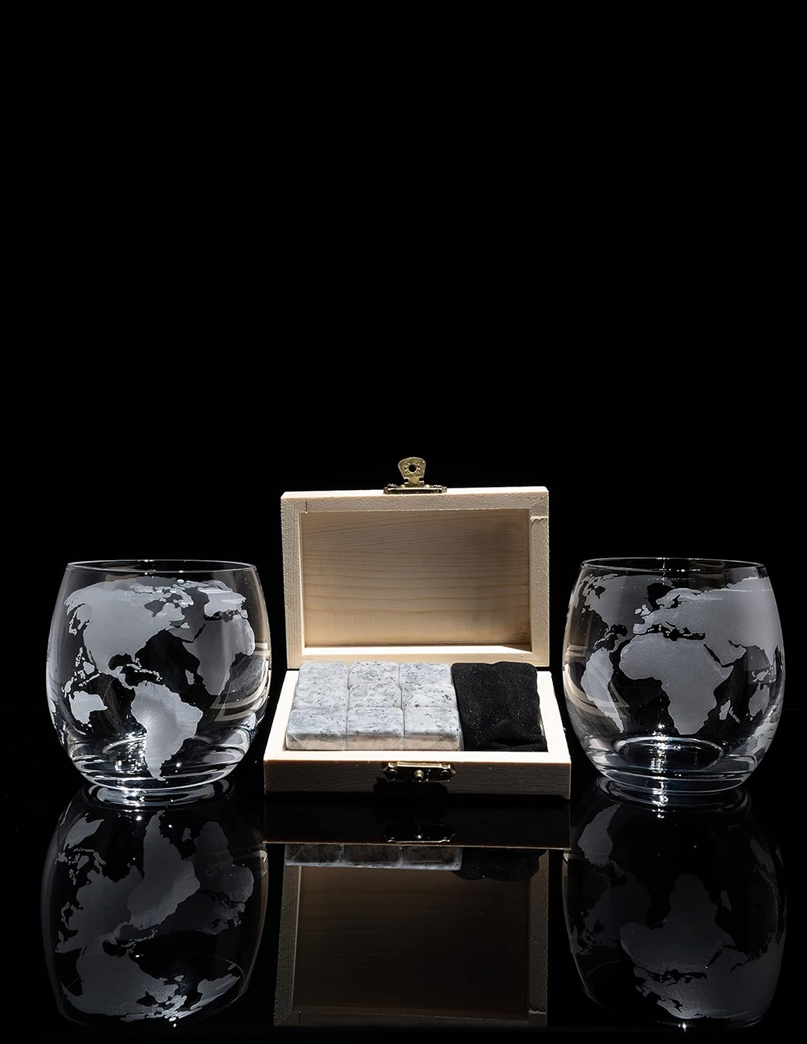 Globe Whiskey Decanter Set with 2 Etched Whisky Glasses and Whiskey Stones 850ml P401
